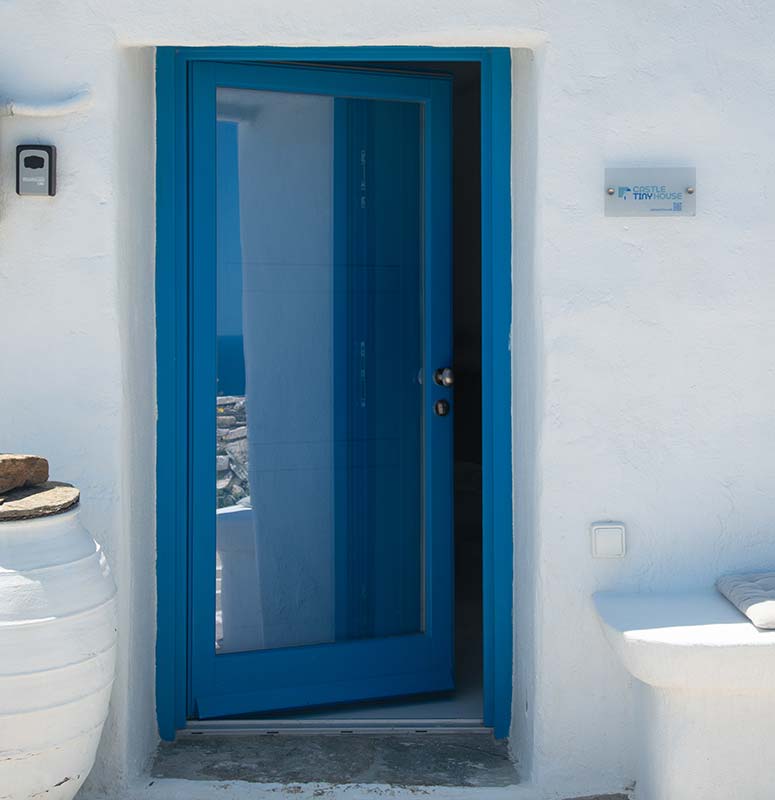 Η είσοδος του Castle tiny house στο Κάστρο της Σίφνου