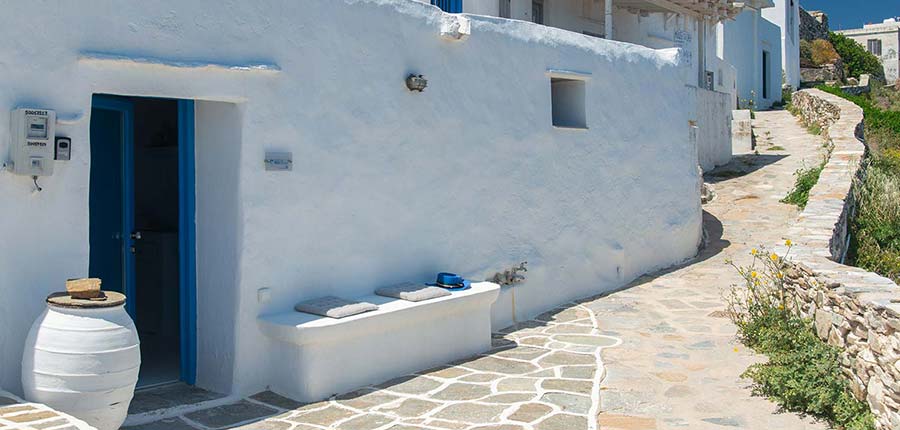 Χτιστός καναπές στο πλακόστρωτο