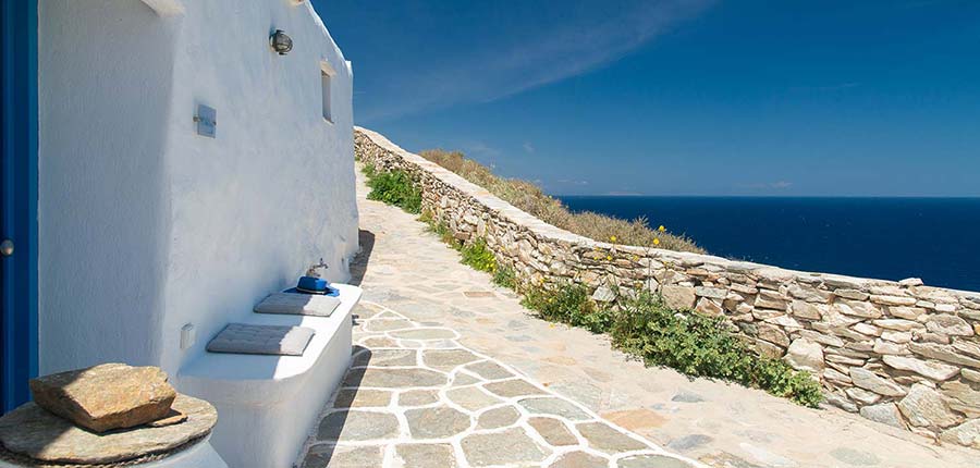 Πλακόστρωτο και θέα στη θάλασσα