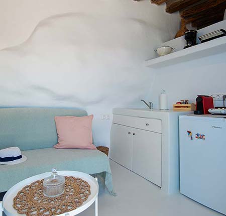 Η κουζίνα στο Castle tiny house στη Σίφνο