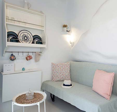 Καναπές-κρεβάτι στο Castle tiny house στη Σίφνο
