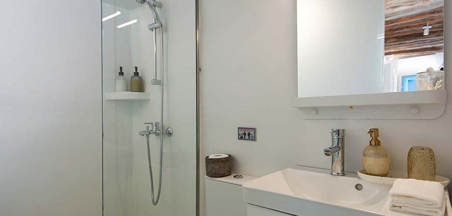 Το μπάνιο στο Castle tiny house στη Σίφνο