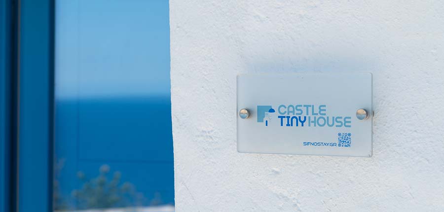 Η είσοδος στο Castle tiny house στη Σίφνο