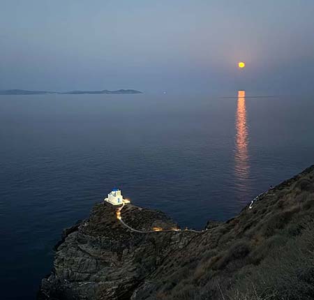 Θέα στους 7 Μάρτυρες και στο φεγγάρι