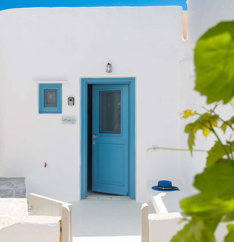 Η είσοδος του Seralia seaside στην παραλία Σεράλια στη Σίφνο