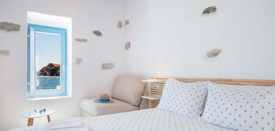 Υπνοδωμάτιο με διπλό κρεβάτι και θέα στη θάλασσα