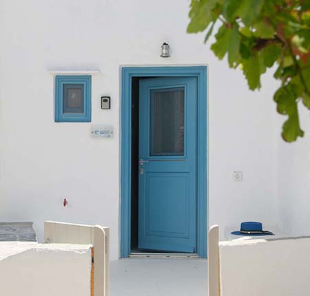 Η αυλή με την κληματαριά στο Seralia seaside