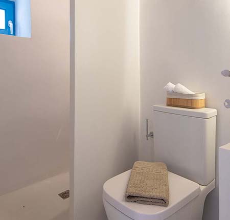 Μοντέρνο μπάνιο στο Seralia seaside house