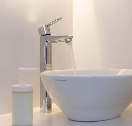 Μοντέρνο μπάνιο στο Seralia seaside house